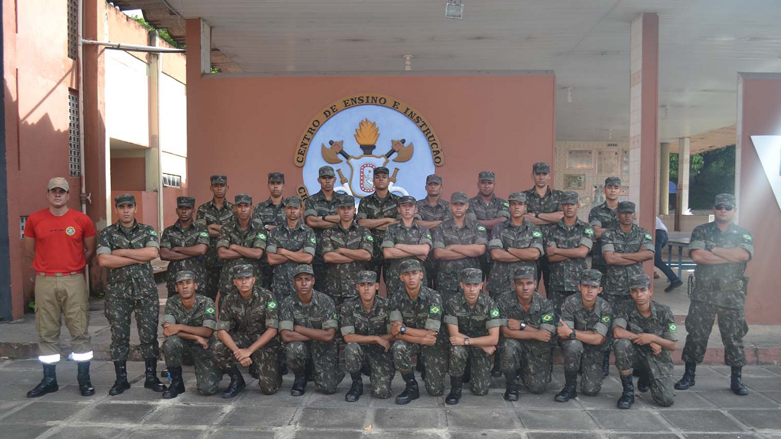 Recife/PE– No dia 27 e de junho, recrutas da 7ª Companhia de Comunicações participaram de uma instrução teórica e prática de combate a incêndio. A atividade foi realizada no Centro de Ensino e Instrução (CEI) do Corpo de Bombeiro Militares de Pernambuco (CBMPE).